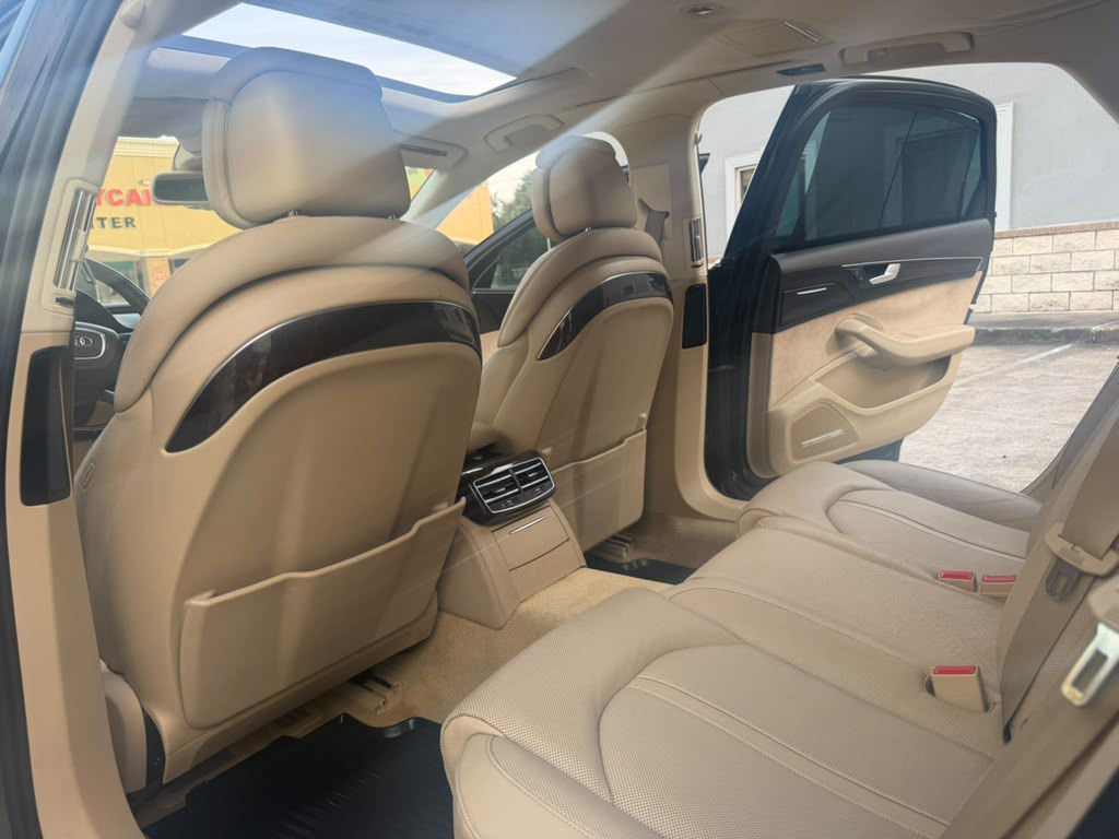 Photo 18 of this AUDI A8