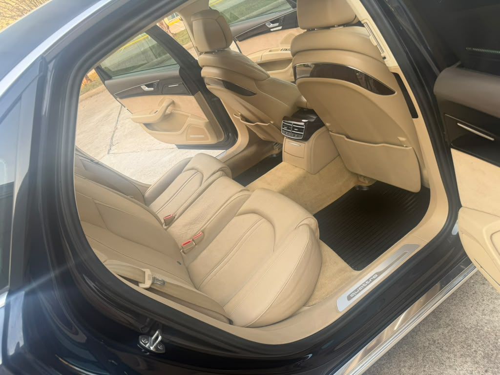 Photo 20 of this AUDI A8