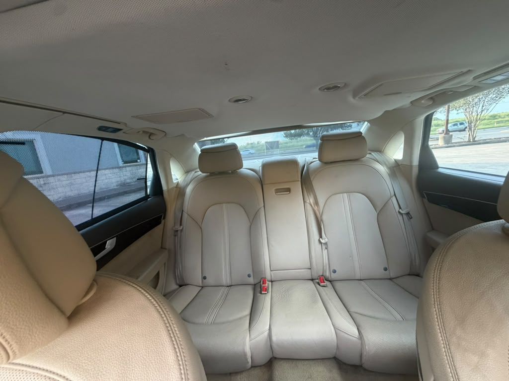 Photo 23 of this AUDI A8