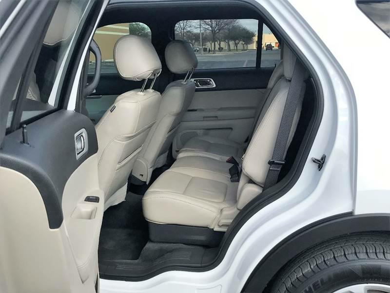 Photo 11 of this FORD EXPLORER
