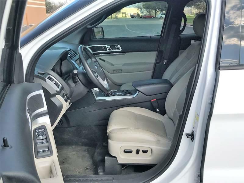 Photo 12 of this FORD EXPLORER