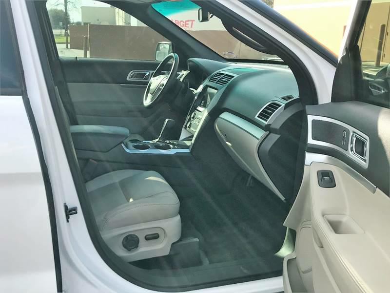 Photo 13 of this FORD EXPLORER