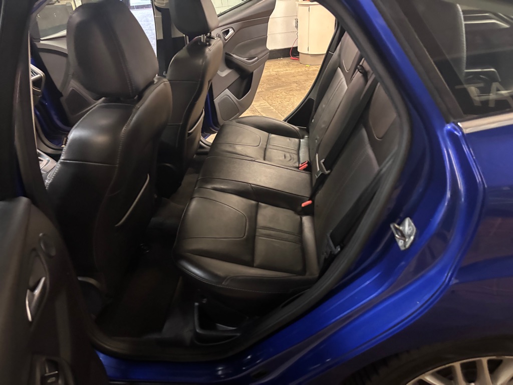 Photo 38 of this FORD FOCUS