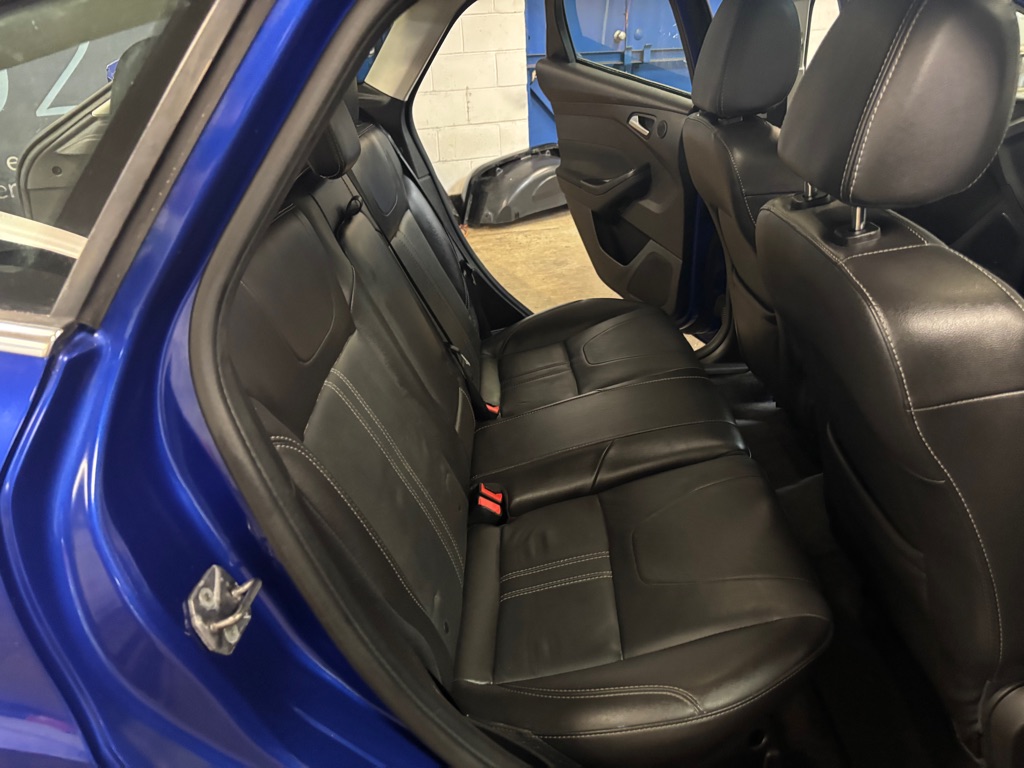 Photo 42 of this FORD FOCUS