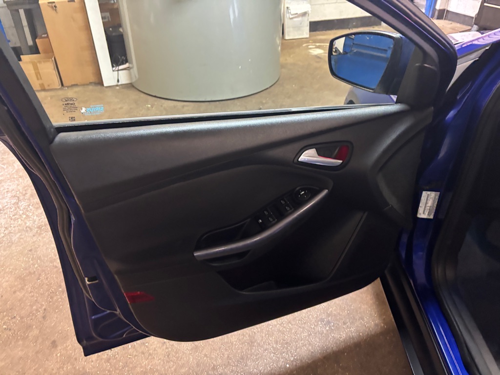 Photo 37 of this FORD FOCUS