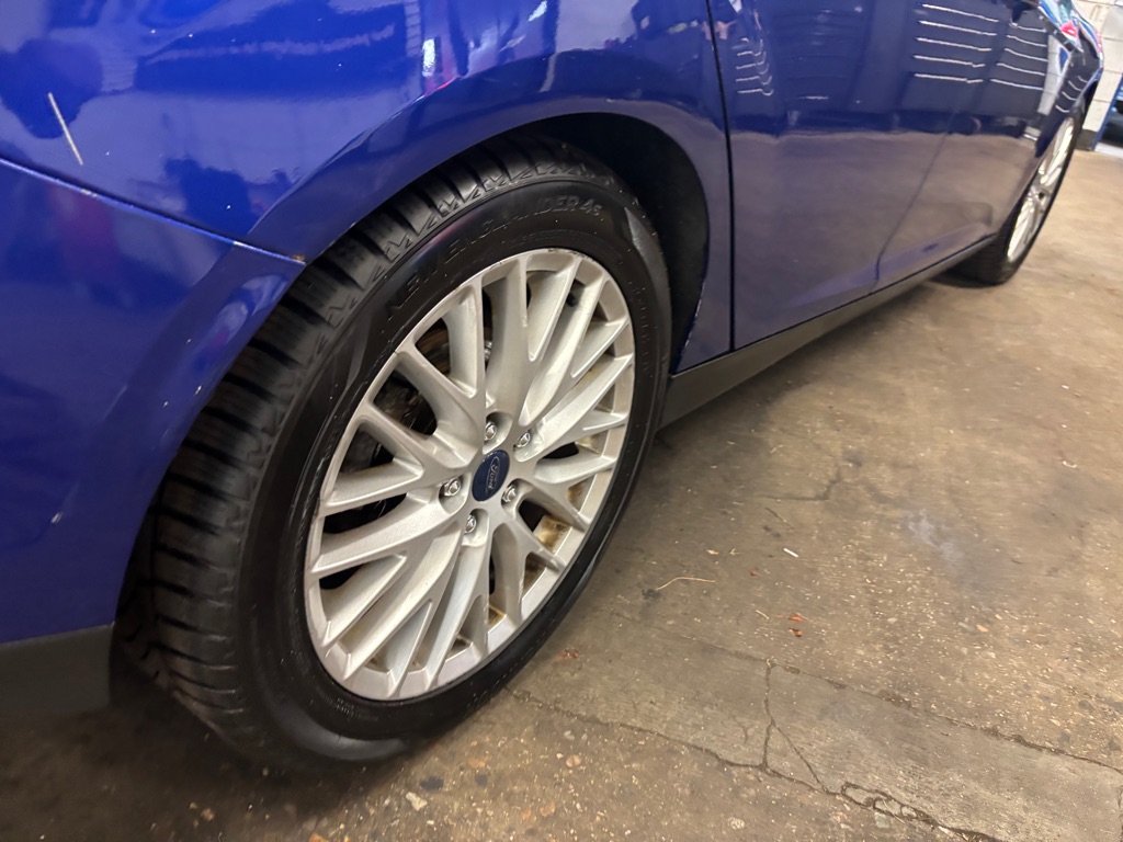 Photo 49 of this FORD FOCUS