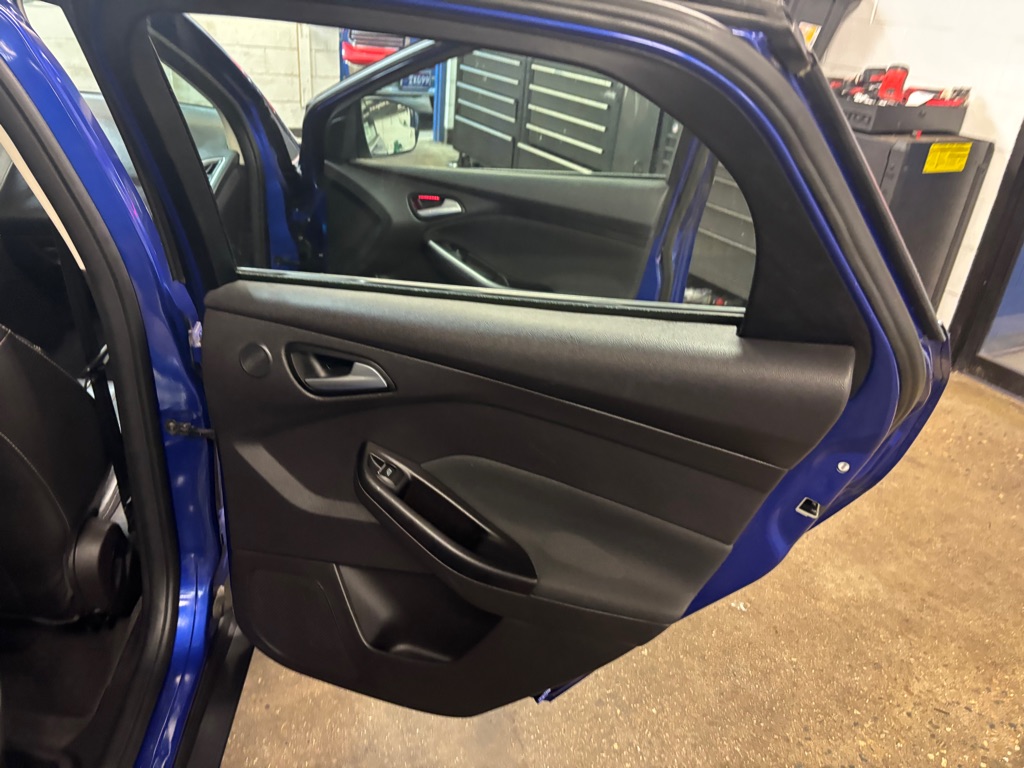 Photo 43 of this FORD FOCUS