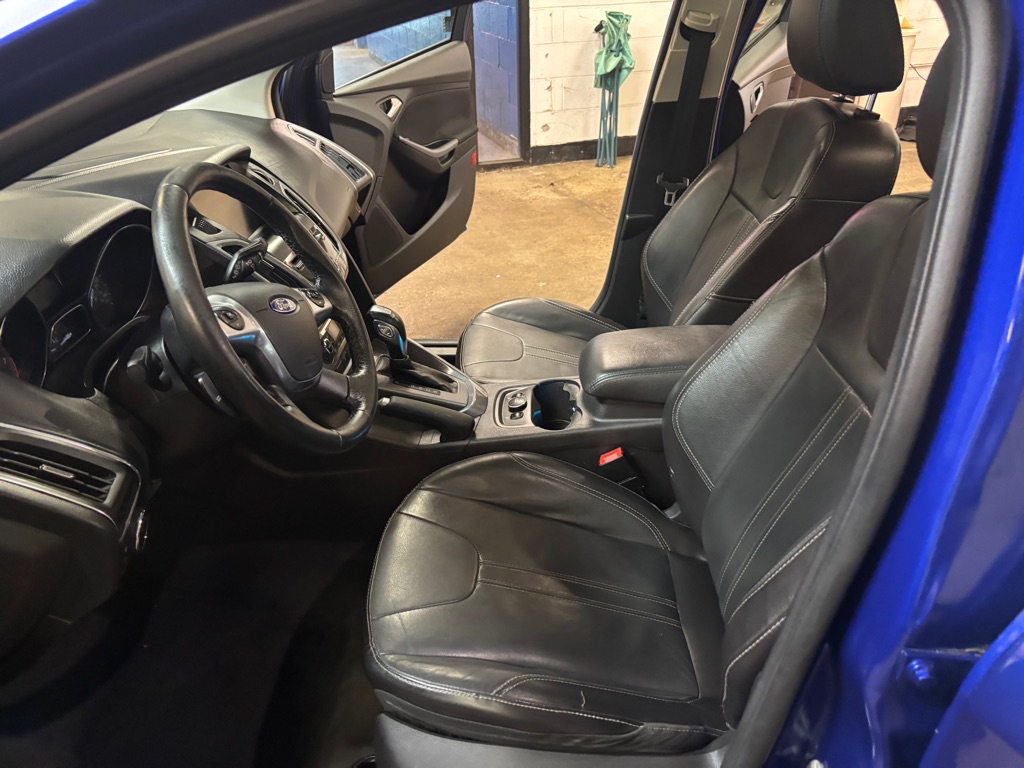 Photo 36 of this FORD FOCUS