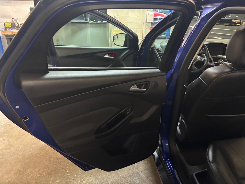 Photo 39 of this FORD FOCUS