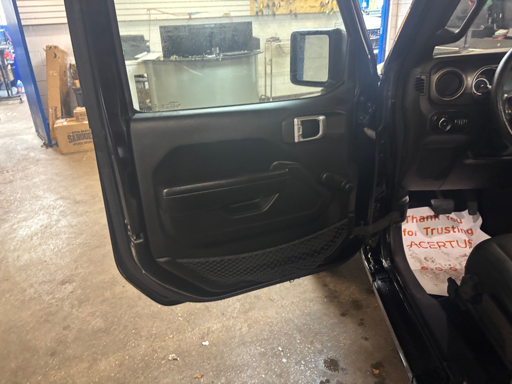 Photo 40 of this JEEP WRANGLER