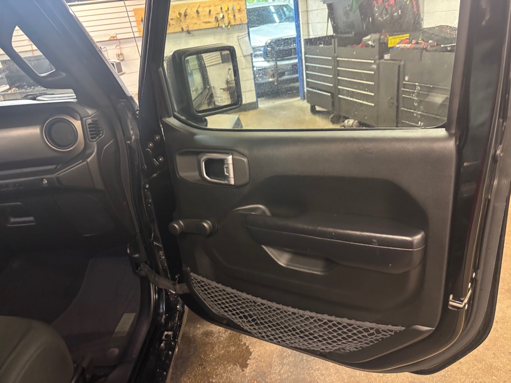 Photo 38 of this JEEP WRANGLER