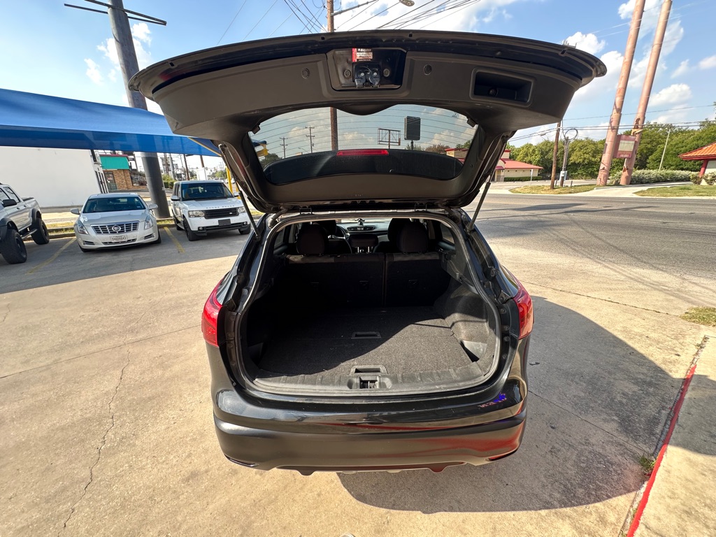 Photo 10 of this NISSAN ROGUE SPORT