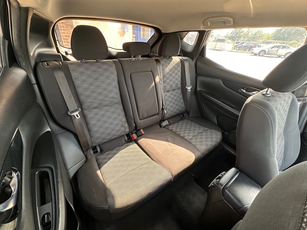 Photo 15 of this NISSAN ROGUE SPORT