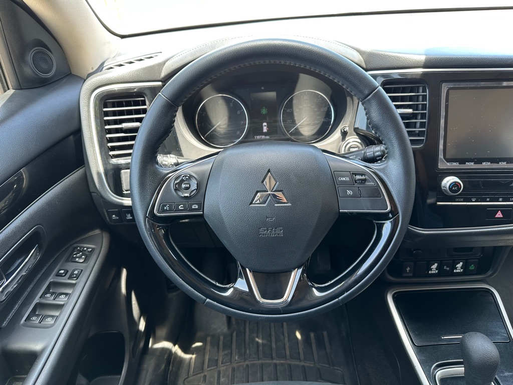Photo 10 of this MITSUBISHI OUTLANDER