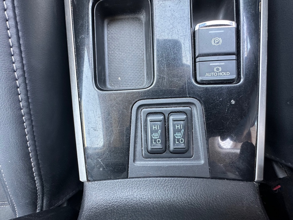 Photo 19 of this MITSUBISHI OUTLANDER