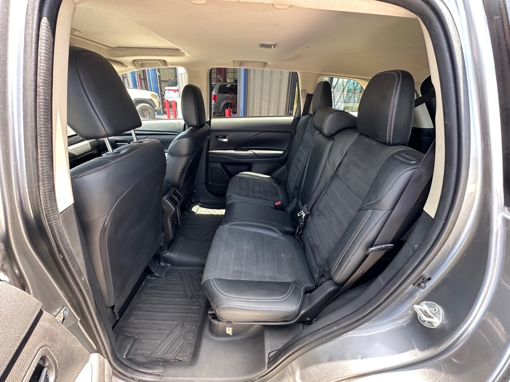 Photo 8 of this MITSUBISHI OUTLANDER