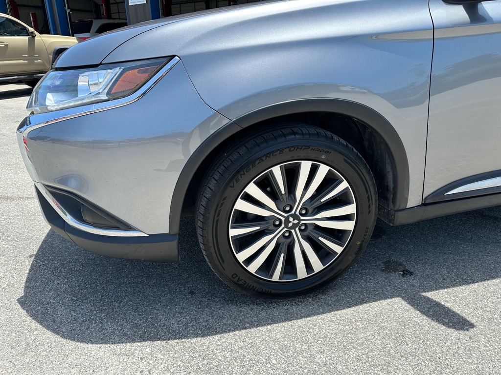 Photo 5 of this MITSUBISHI OUTLANDER