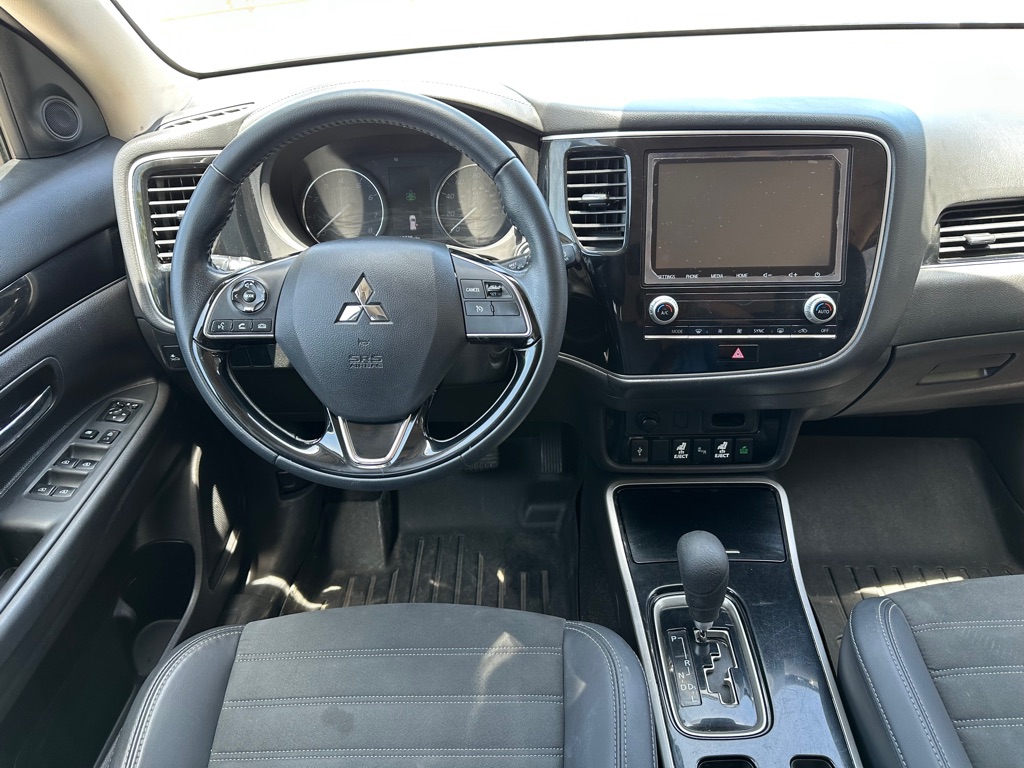 Photo 11 of this MITSUBISHI OUTLANDER