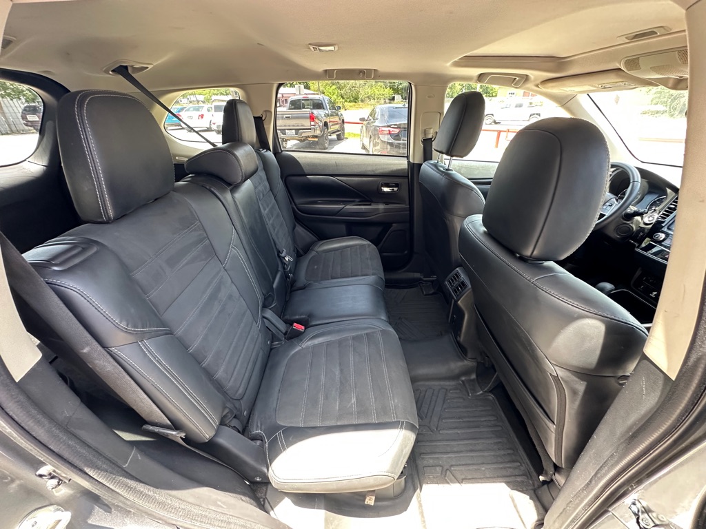 Photo 9 of this MITSUBISHI OUTLANDER