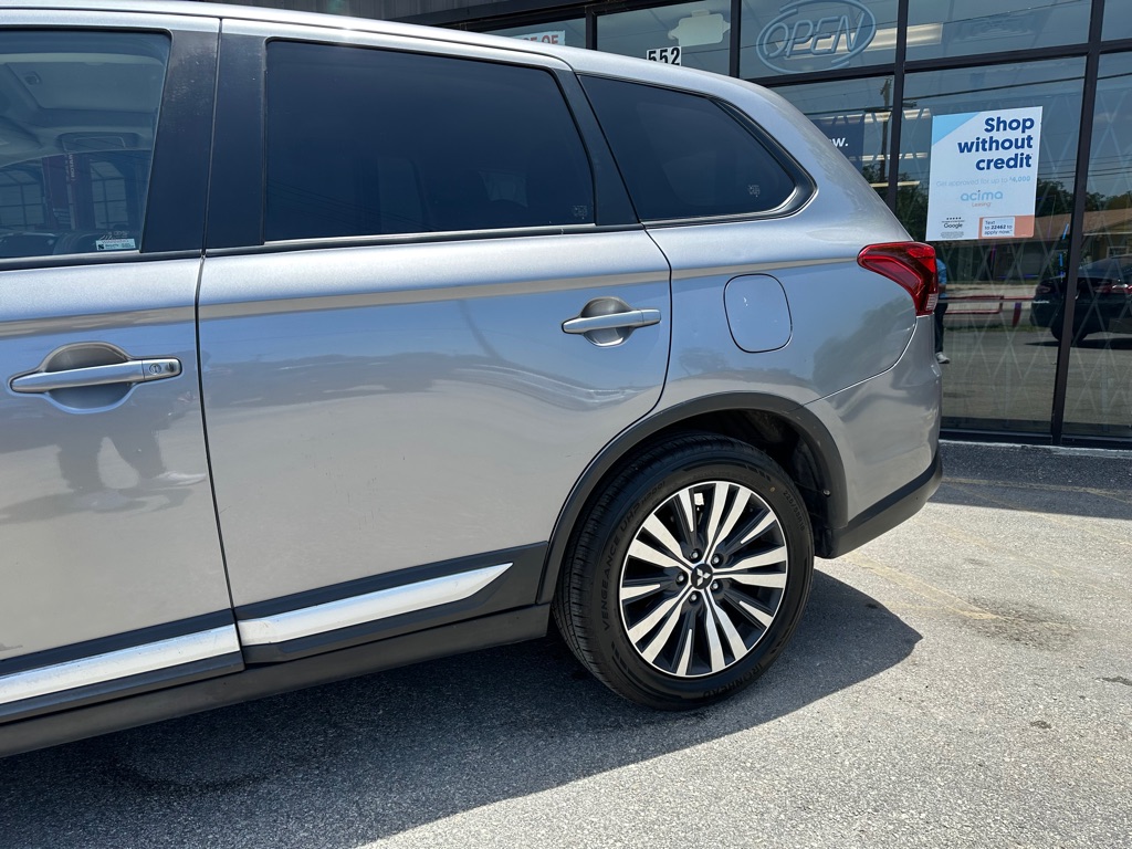 Photo 6 of this MITSUBISHI OUTLANDER