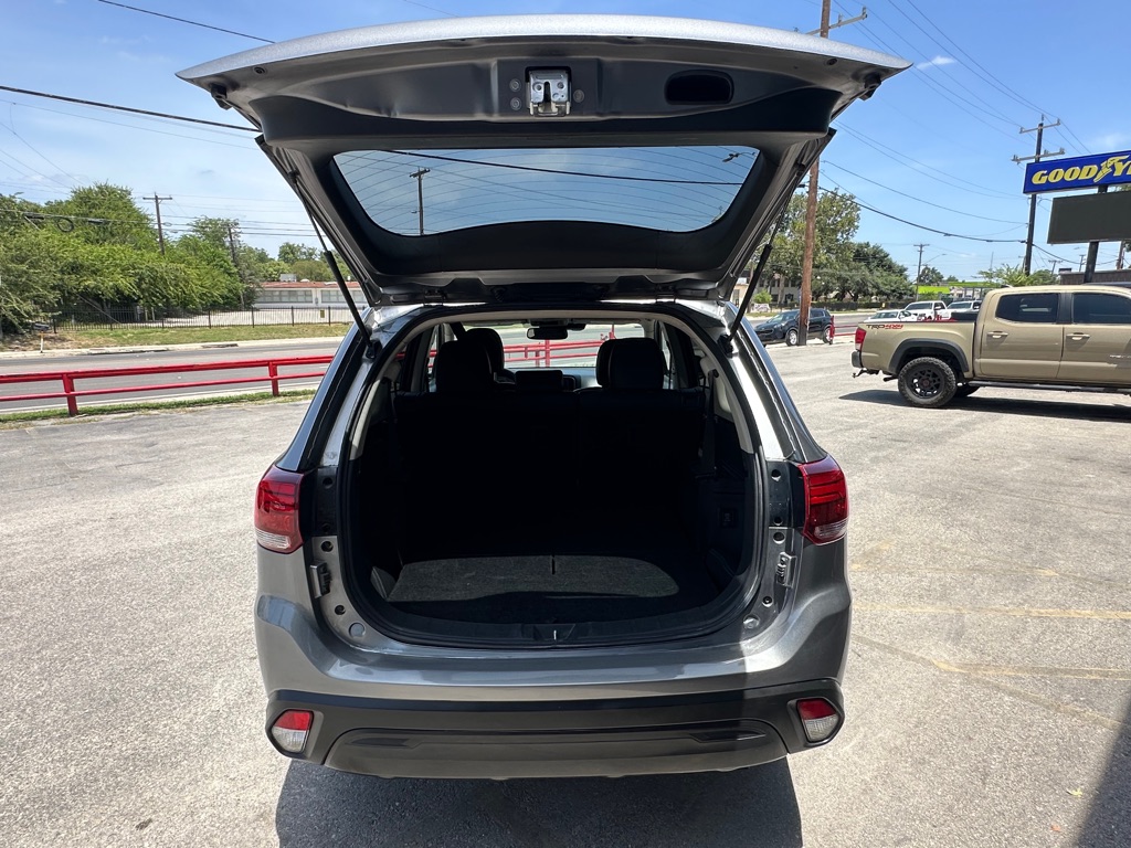 Photo 14 of this MITSUBISHI OUTLANDER
