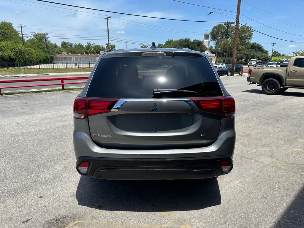 Photo 3 of this MITSUBISHI OUTLANDER