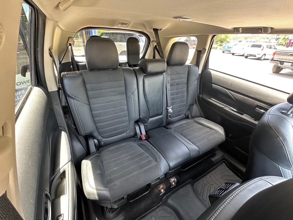 Photo 18 of this MITSUBISHI OUTLANDER
