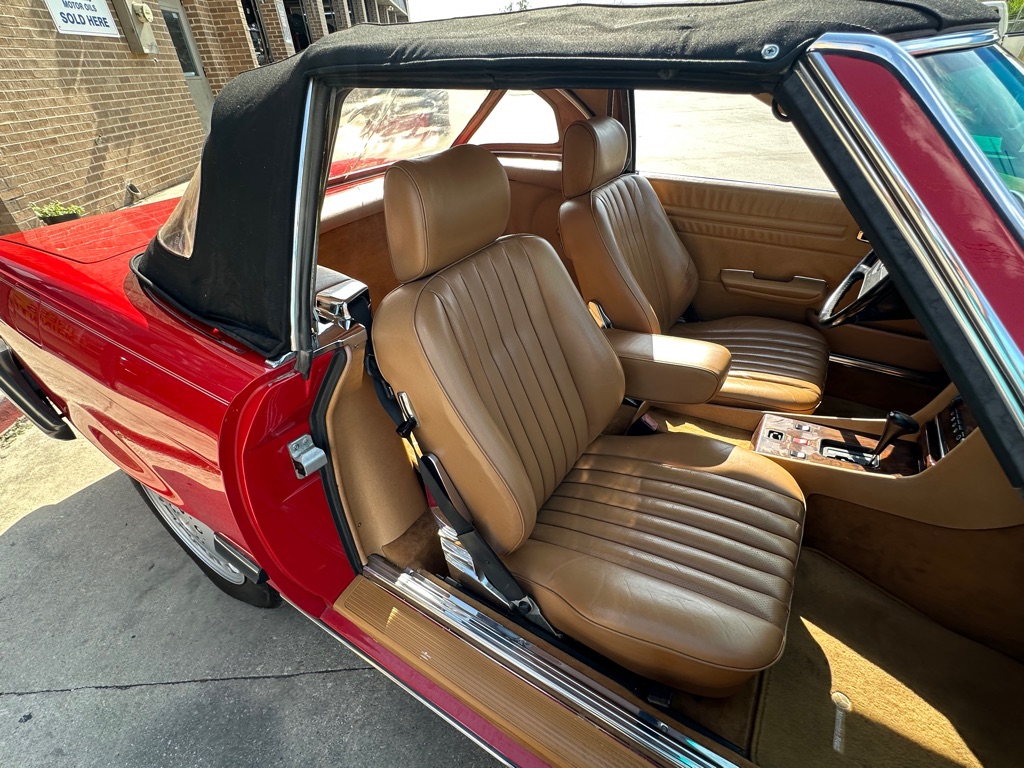 Photo 31 of this MERCEDES-BENZ 560