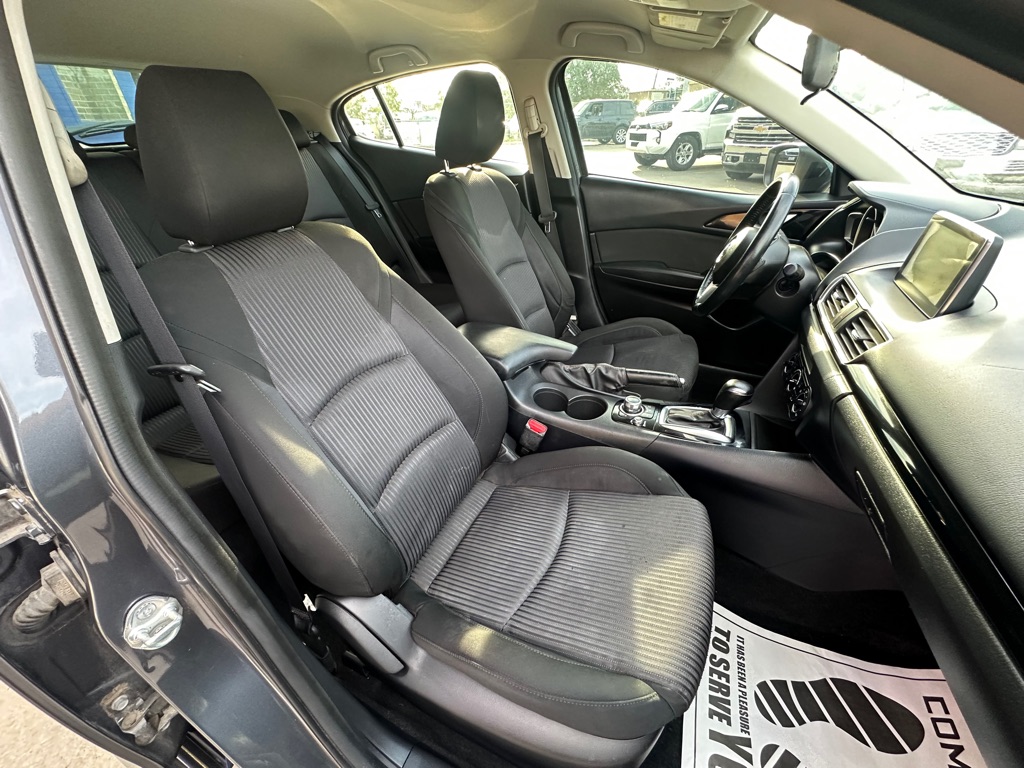 Photo 11 of this MAZDA 3