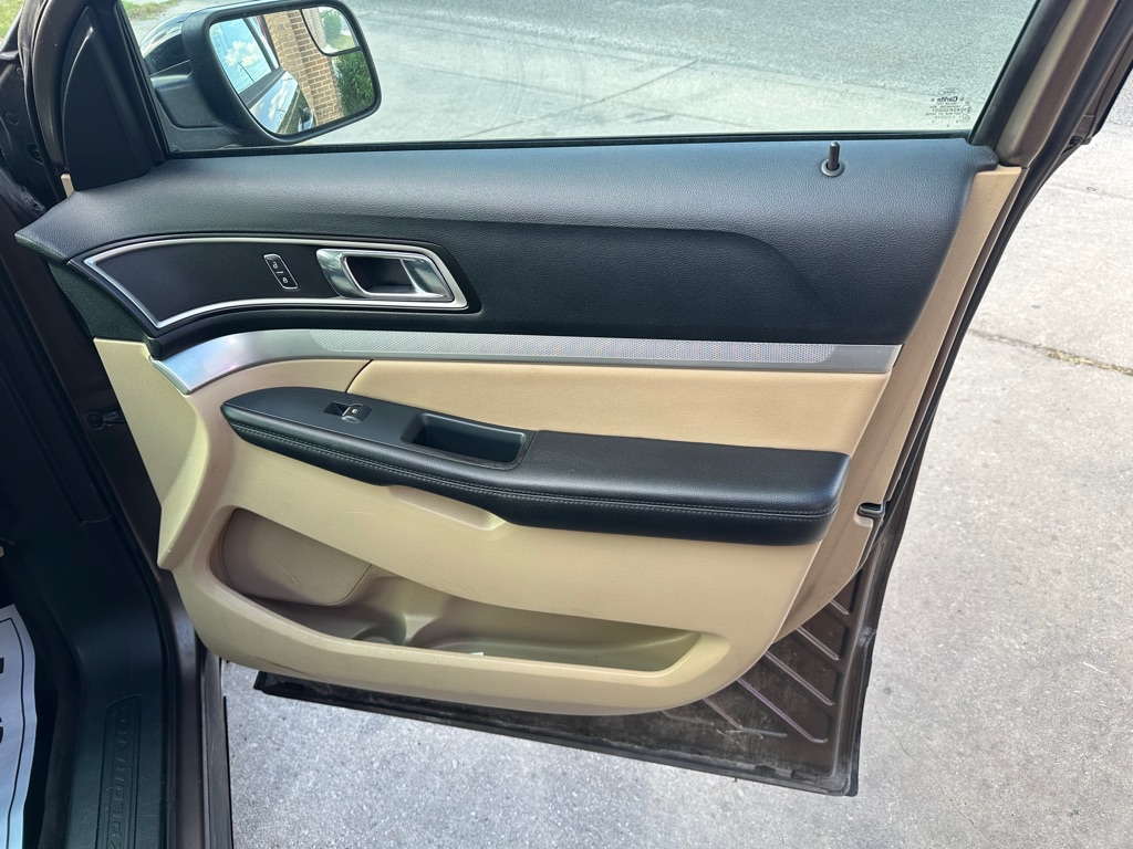Photo 16 of this FORD EXPLORER