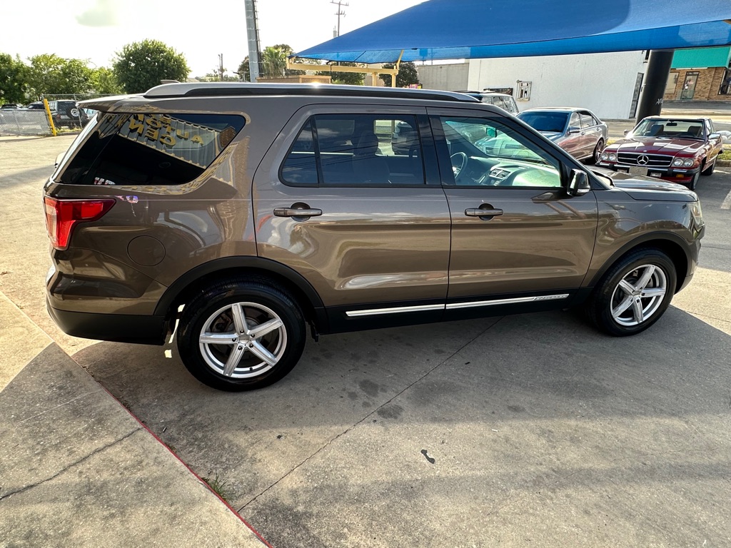 Photo 4 of this FORD EXPLORER