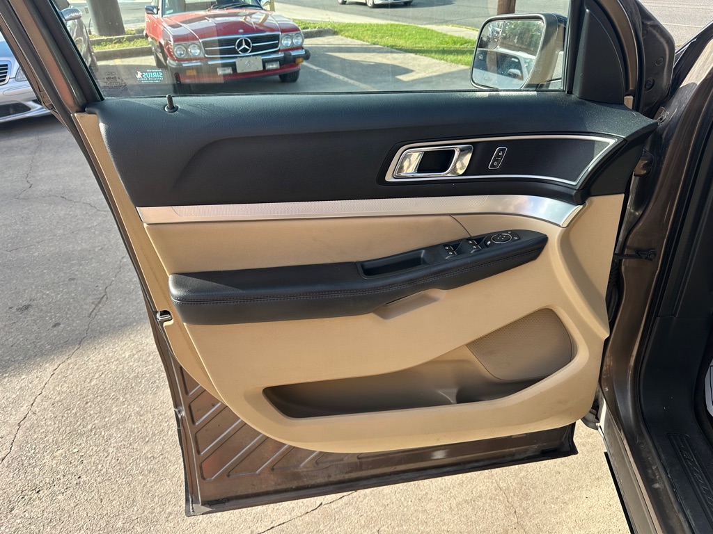 Photo 8 of this FORD EXPLORER