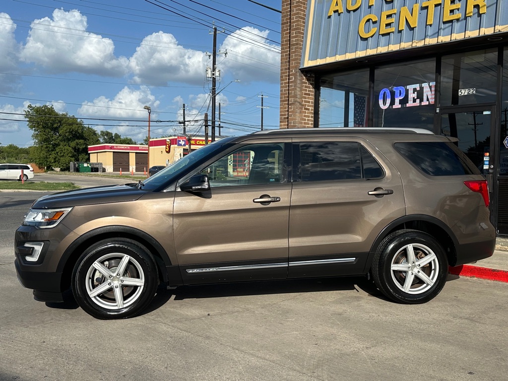 Photo 2 of this FORD EXPLORER