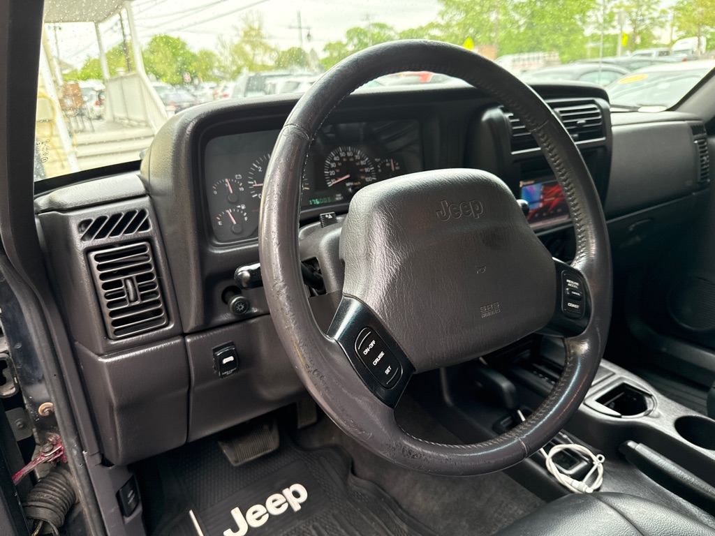 Photo 8 of this JEEP CHEROKEE
