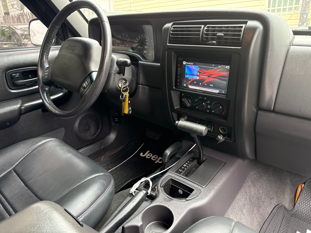Photo 11 of this JEEP CHEROKEE