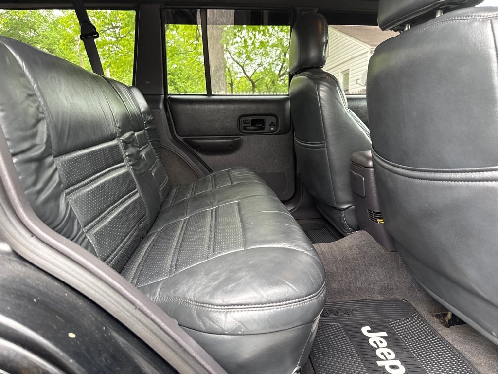 Photo 12 of this JEEP CHEROKEE