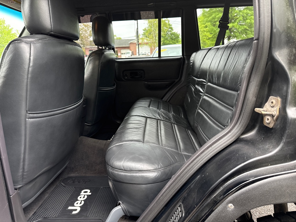 Photo 9 of this JEEP CHEROKEE