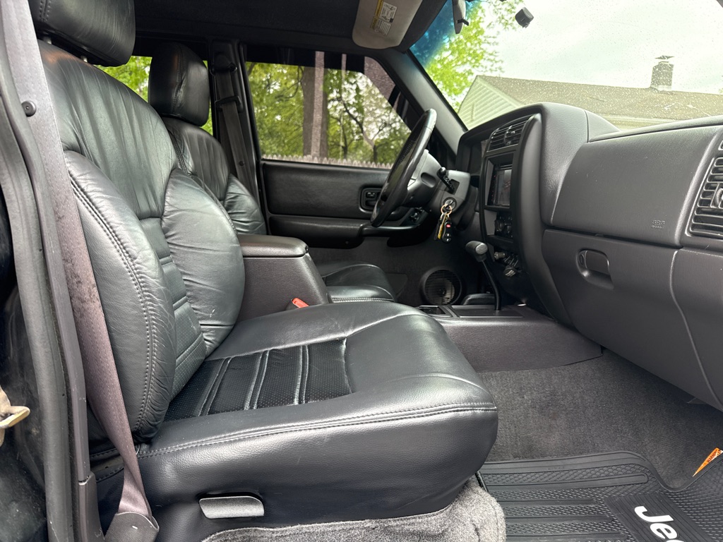 Photo 10 of this JEEP CHEROKEE