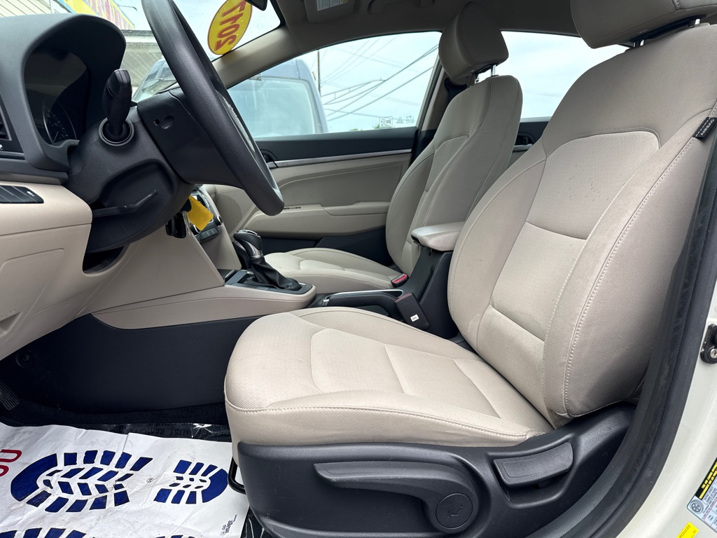Photo 4 of this HYUNDAI ELANTRA