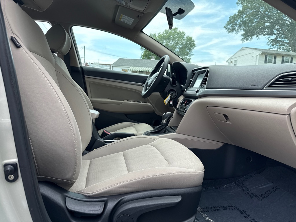 Photo 6 of this HYUNDAI ELANTRA