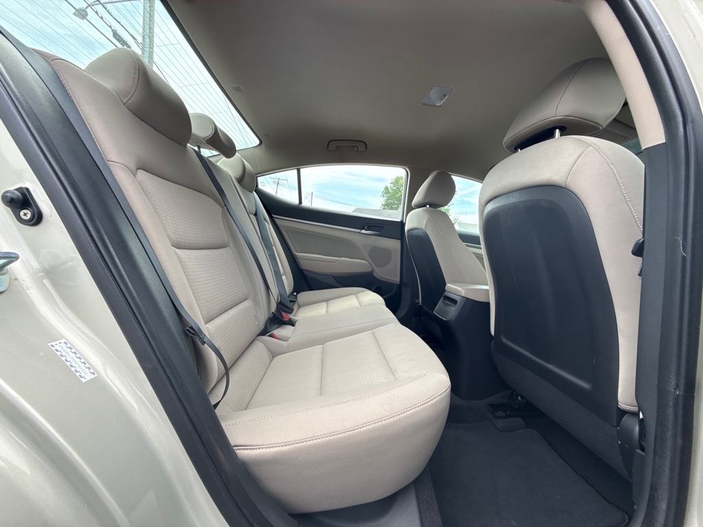 Photo 8 of this HYUNDAI ELANTRA
