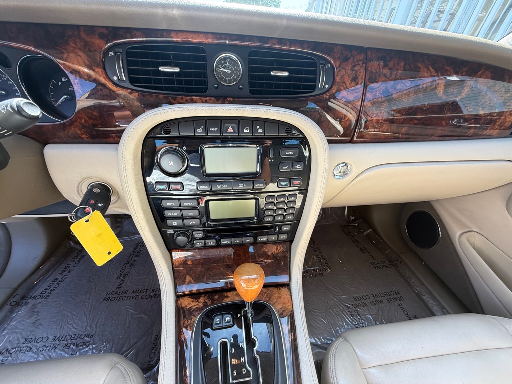 Photo 9 of this JAGUAR XJ-SERIES