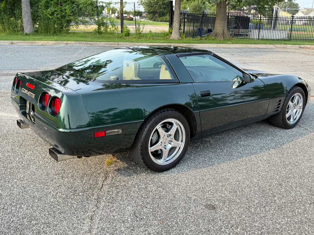 Photo 4 of this CHEVROLET CORVETTE