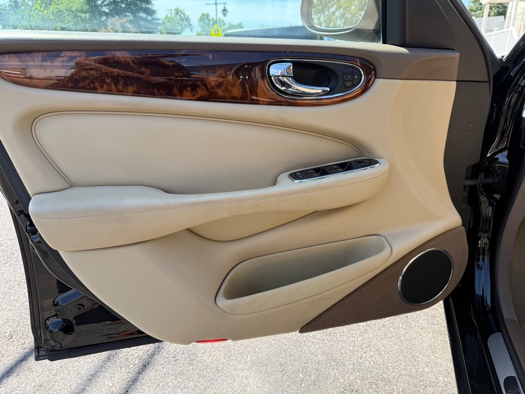 Photo 7 of this JAGUAR XJ-SERIES