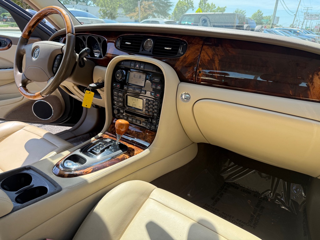 Photo 10 of this JAGUAR XJ-SERIES