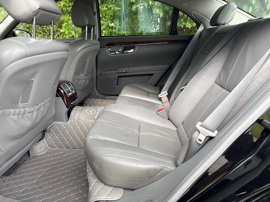 Photo 9 of this MERCEDES-BENZ S-CLASS