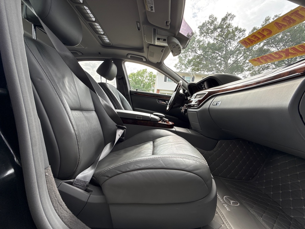 Photo 12 of this MERCEDES-BENZ S-CLASS