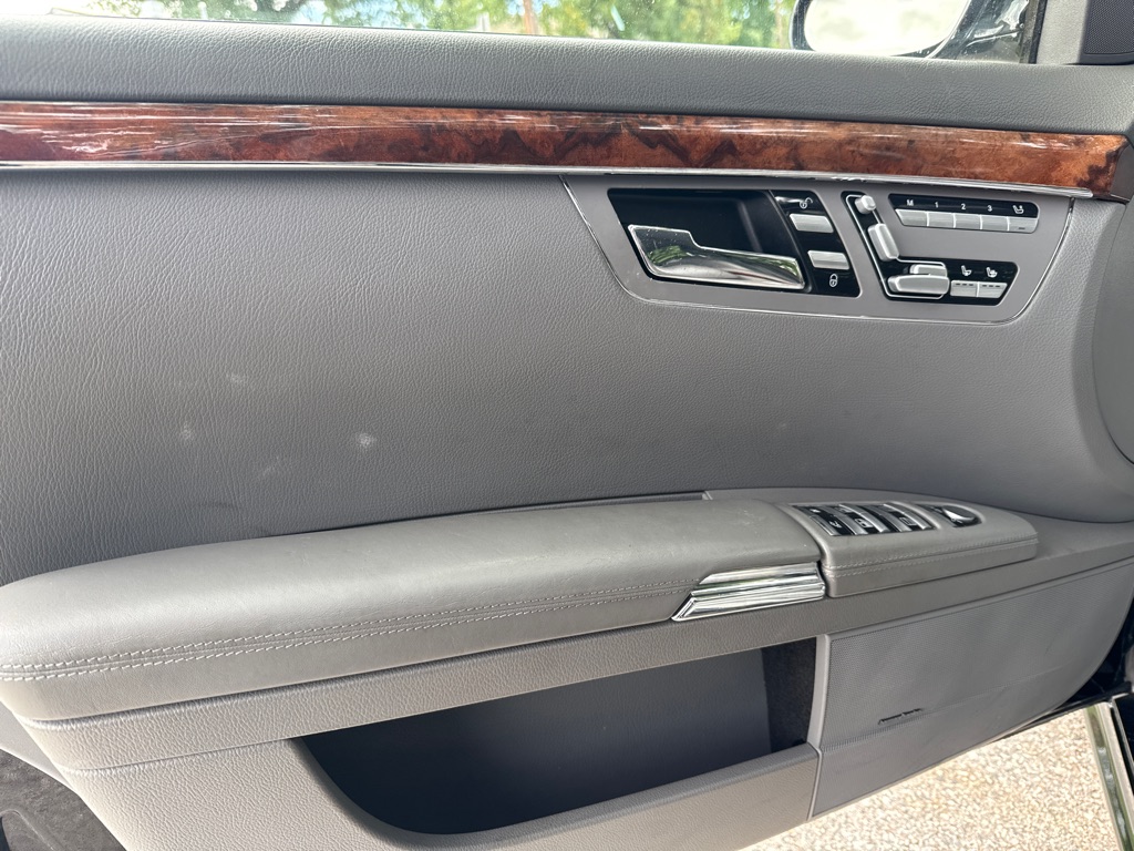 Photo 8 of this MERCEDES-BENZ S-CLASS