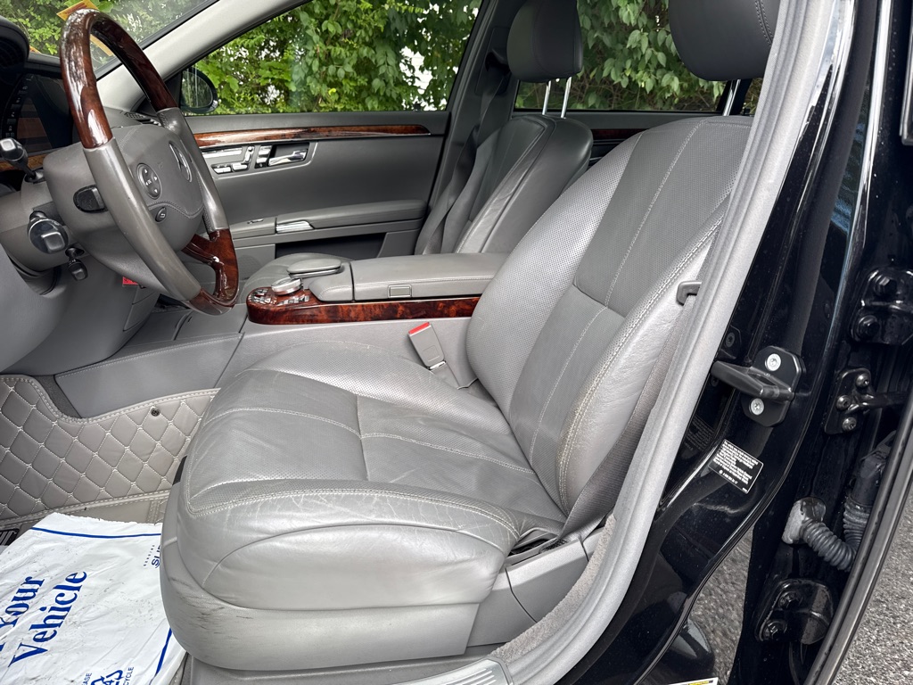 Photo 7 of this MERCEDES-BENZ S-CLASS