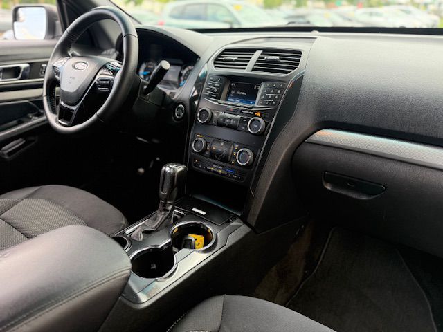 Photo 16 of this FORD EXPLORER